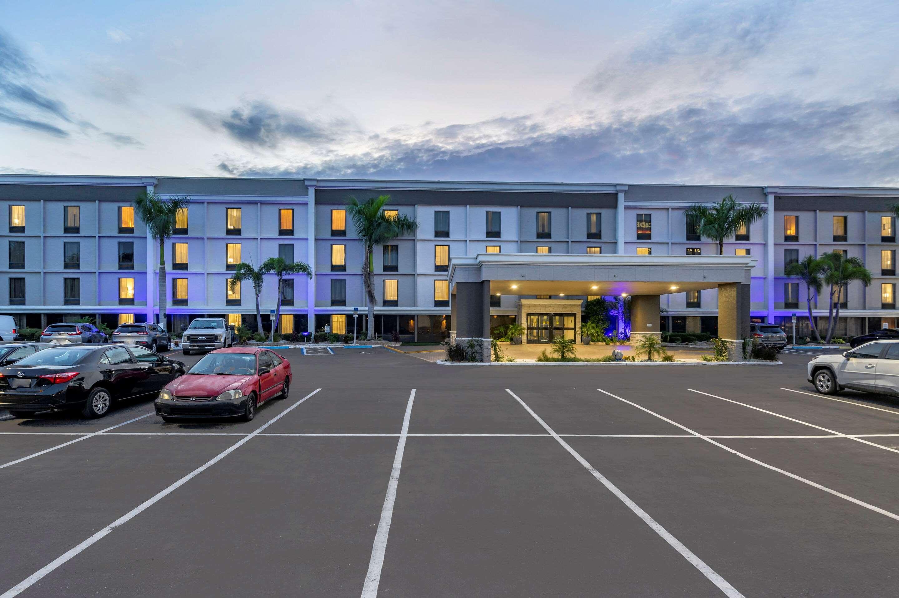 Comfort Inn & Suites St Pete - Clearwater International Airport Kültér fotó
